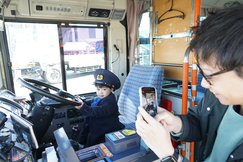 親子で運転席写真.JPG