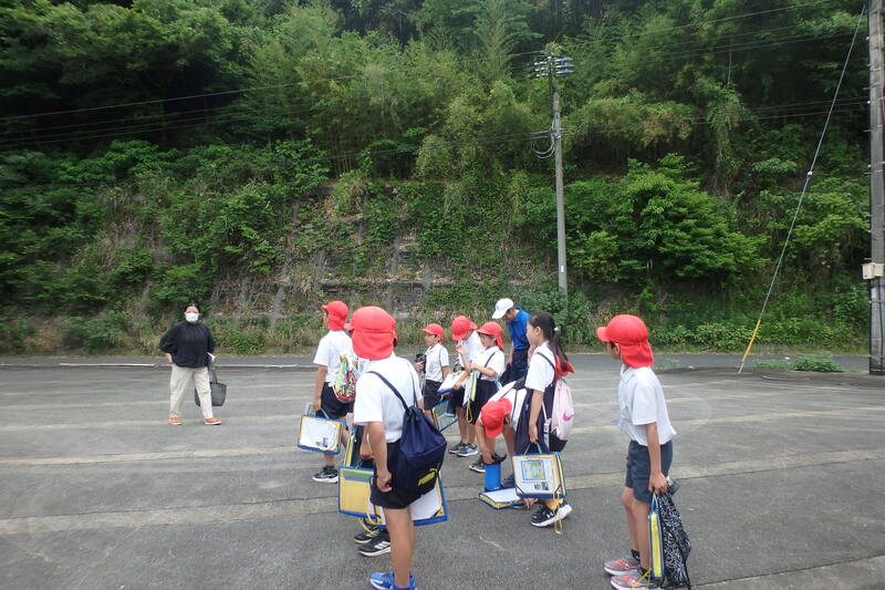 見学後の児童たちの写真