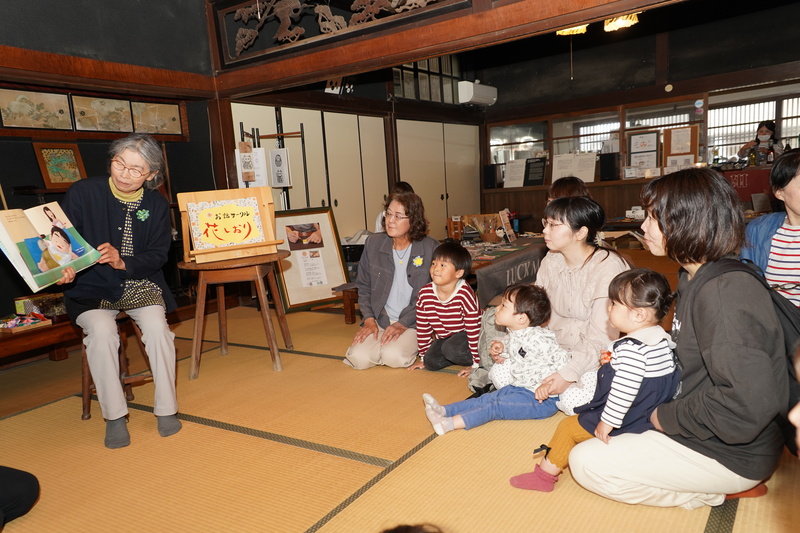 たくさんの親子が読み聞かせに参加している様子