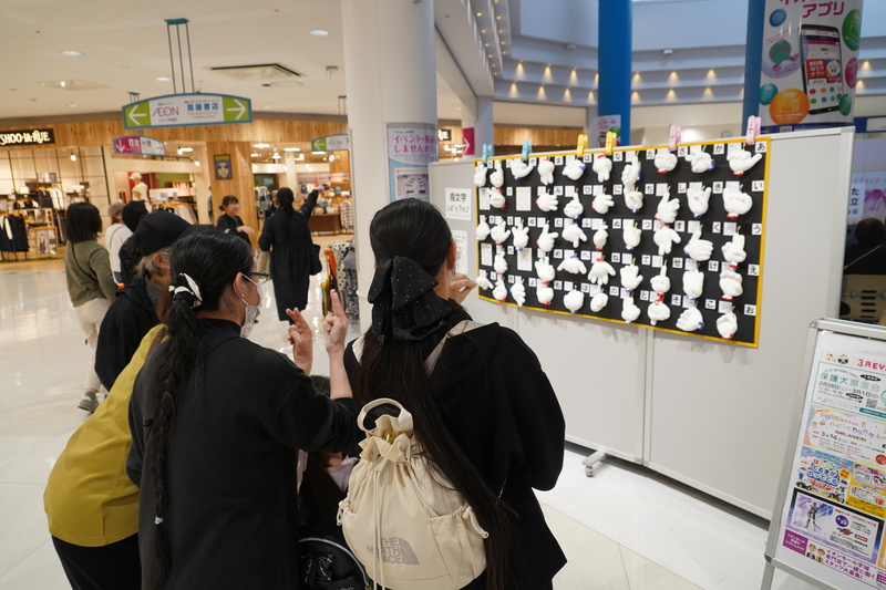 展示品を眺める来場者の写真