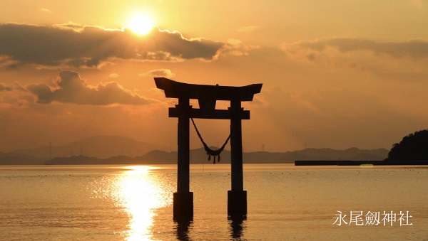 夕日に照らされる永尾劔神社の鳥居の写真