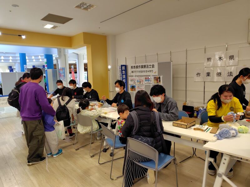 作業療法士会によるおもちゃ作りのブース