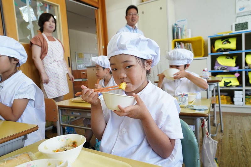 パイナップルを食べる児童2