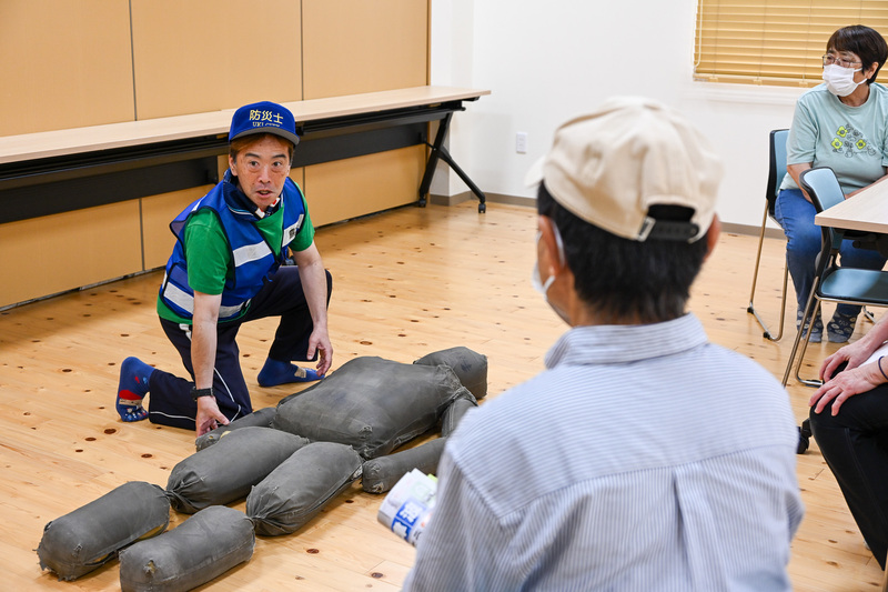 人形を使っての救助の説明の様子