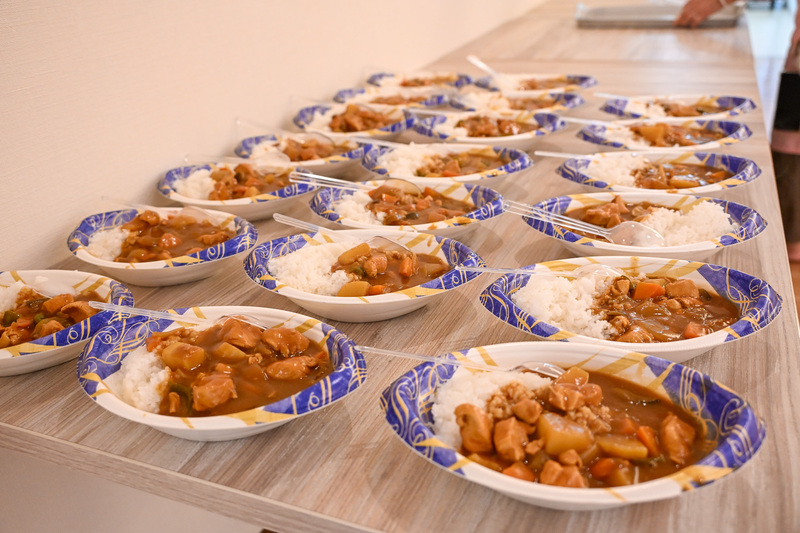 並べられたカレーの写真