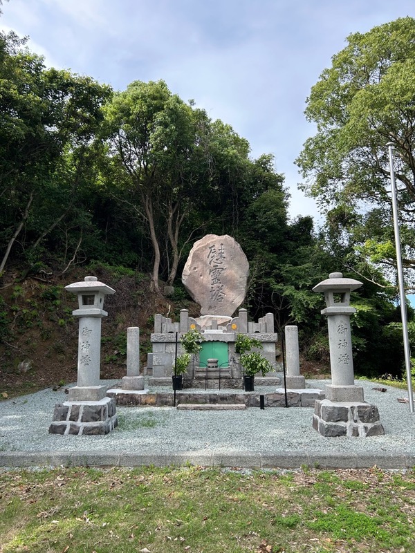 六地蔵戦没者慰霊塔の写真