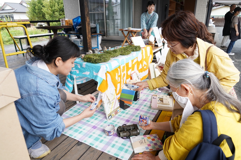 商品を手に取り眺める様子