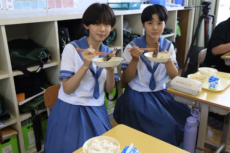 給食を食べる女子生徒の写真
