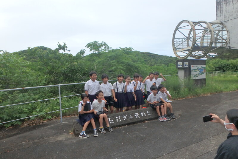 見学終了後の記念撮影の様子