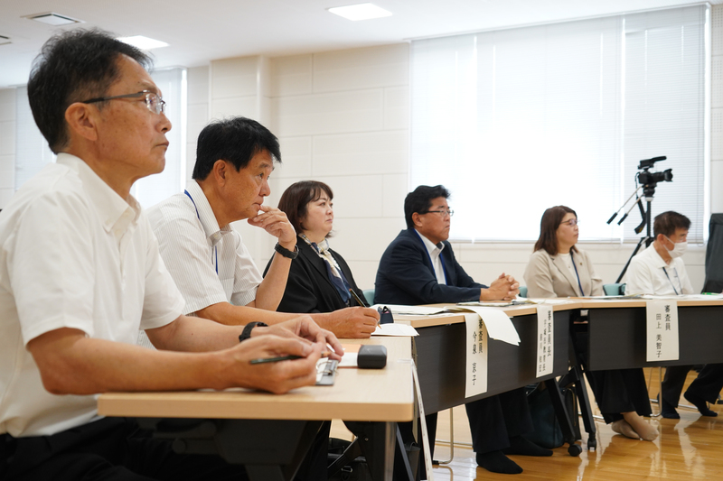 審査員が並ぶ様子