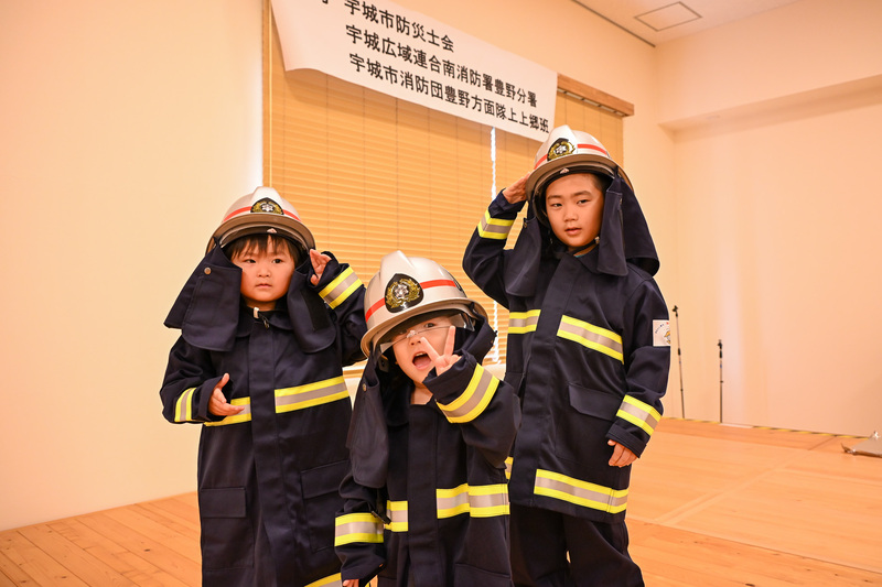 防火服を着た子供達