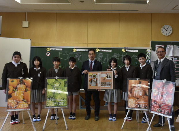 海東小学校の児童と市長の集合写真