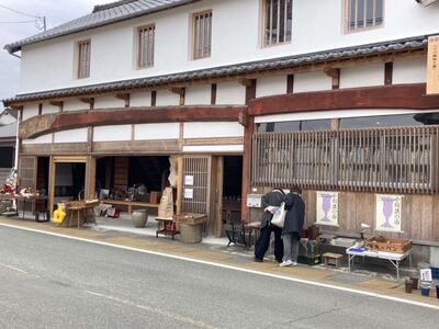 店舗前の来場者の写真