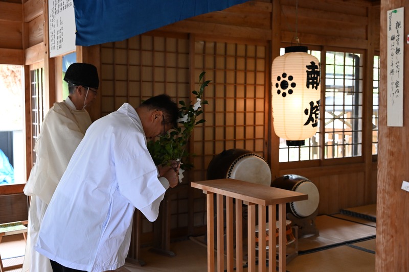 玉串をささげる市長