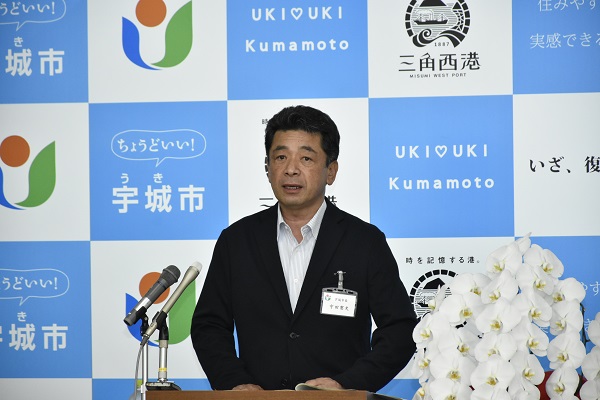 会見を行う守田市長の写真