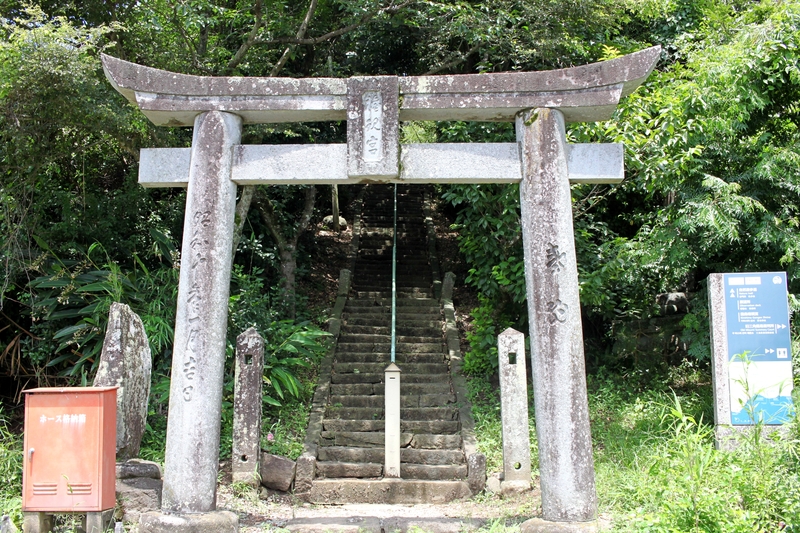 石で作られた鳥居の写真