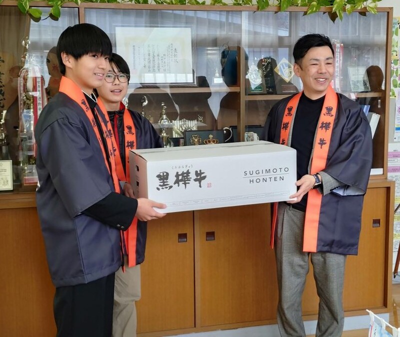 黒樺牛の入った箱を受け渡す様子